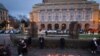 Свеќи и оддавање почит на жртвите пред Филозофскиот факултет во Прага, 24 декември 2023 година.