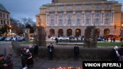Свеќи и оддавање почит на жртвите пред Филозофскиот факултет во Прага, 24 декември 2023 година.