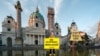 Protestul Greenpeace a avut loc în Karlsplatz din Viena, unde activiștii au ridicat un „turn de foraj” înalt de șase metri. 