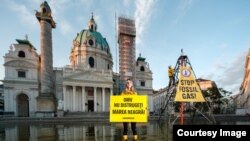 Protestul Greenpeace a avut loc în Karlsplatz din Viena, unde activiștii au ridicat un „turn de foraj” înalt de șase metri. 