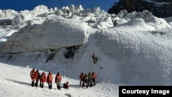 ӨКМдин куткаруучуларынын альпинистерди издөө учуру. Өзгөчө кырдаалдар министрлиги тараткан сүрөт. Июль, 2023-жыл