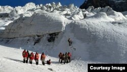 Спасатели ведут поиски пропавших альпинистов, фото МЧС КР, июль 2023 г.