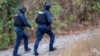 Pjesëtarë të Policisë së Kosovës duke patrulluar afër Banjskës pas sulmit të armatosur në këtë fshat më 2023. 