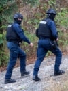 Pjesëtarë të Policisë së Kosovës duke patrulluar afër Banjskës pas sulmit të armatosur në këtë fshat më 2023. 