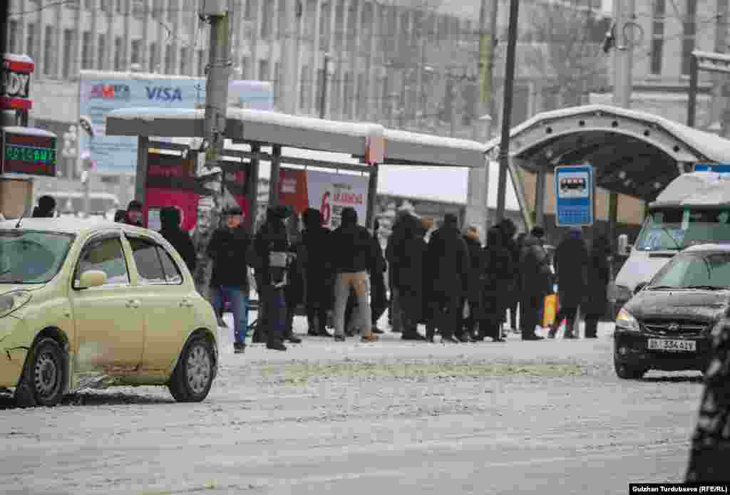 Заторы на дорогах в Бишкеке доставили пассажирам лишние неудобства. Горожане подолгу ждут общественный транспорт.&nbsp;