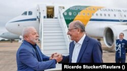 Luiz Inacio Lula da Silva (lijevo) pozdravlja se s potpredsjednikom Geraldom Alckminom pred ukrcavanje u avion za posjet Kini, Brazilija, 11. travnja 2023.