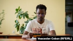 Cedric Osseng Mbogock, originar din Camerun, a făcut timp de șapte luni cursuri pregătitoare de limba română, iar acum își face studiile de masterat la Universitatea de Stat din Moldova (USM), la Facultatea de Informatică. 