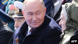 Під пальтом Путіна на травневому параді цього року був бронежилет, йдеться у розслідуванні The Moscow Times