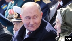 The Moscow Times мәліметінше, Ресей президенті Владимир Путин 9 мамырдағы парадта оқ өткізбейтін кеудеше киген.
