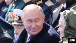 Под пальто Владимира Путина на майском параде был бронежилет, говорится в расследовании The Moscow Times