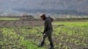 یک مرد زراعت‌پیشه در افغانستان