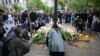 Люди залишають квіти і свічки у пам’ять про загиблих біля будівлі школи, де сталася стрілянина, Белград, Сербія, 4 травня 2023 року