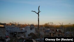 Pоглед на уништените домови како последица на торнадо, откако систем на чудовишна бура го проби југот и средниот запад во петокот во Литл Рок, Арканзас, САД, 1 април 2023 година