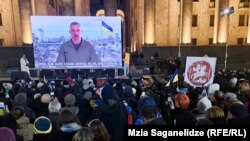 თბილისი, რუსთაველის გამზირი. უკრაინის მიმართ სოლიდარობის აქციიის მონაწილეებმა კიევის მერის ვიტალი კლიჩკოს ვიდეომიმართვა მოისმინეს. 
