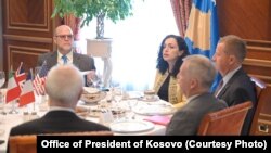 Presidentja e Kosovës, Vjosa Osmani, ka takuar në një mëngjes pune me ambasadorët e Shteteve të Bashkuara të Amerikës, Britanisë së Madhe, Gjermanisë, Francës, Italisë dhe të Bashkimit Evropian, lidhur me situatën në veri të Kosovës.