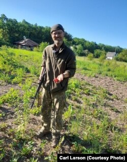 Ветеран Карл Ларсон із урожаєм української полуниці