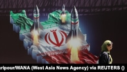 Антиизраильский рекламный щит с изображением иранских ракет на улице Тегерана