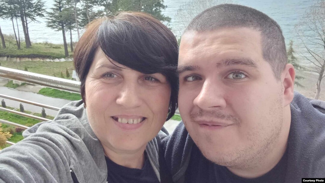 Добринка Војдиноска со синот Филип (Фотографијата е објавена со дозвола од родител)