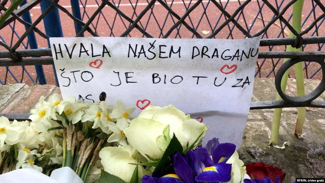 Граѓани им оддаваат почит на жртвите од масовното пукање во ОУ „Владислав Рибникар“. 4 мај 2023.