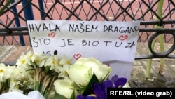 Белград--Граѓаните им оддаваат почит на жртвите од масовното пукање во основното училиште „Владислав Рибникар“, 4 мај 2023 година.