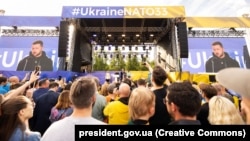 Президент Украины Владимир Зеленский во время выступления на митинге в центре столицы Литвы в рамках акции "Поднимите флаг Украины в НАТО". Вильнюс, 11 июля 2023 года