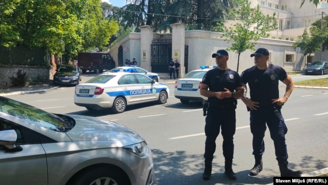 Policia serbe afër Ambasadës izraelite në Beograd.