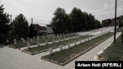 Prazni grobovi čekaju nestale osobe u selu Mala Kruša na Kosovu, fotografija iz 2023. godine.