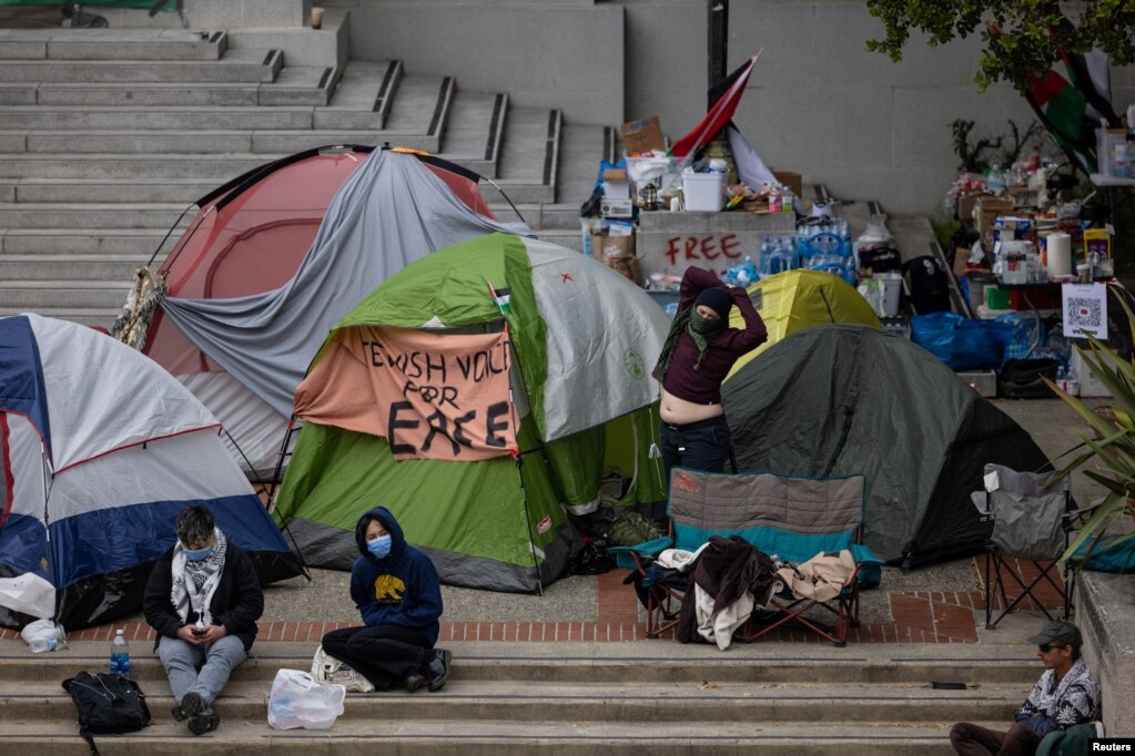 Studentët kanë ngritur tenda kampingu derisa po protestojnë në mbështetje të palestinezëve në Universitetin California.&nbsp;