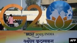A G20-csoport logója Indiában