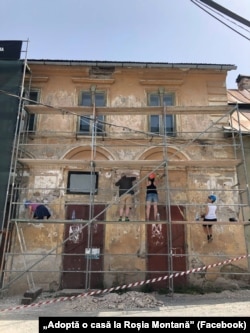 Specialiști și voluntari din programul „Adoptă o casă la Roșia Montană”, pe un șantier de restaurare din sat.