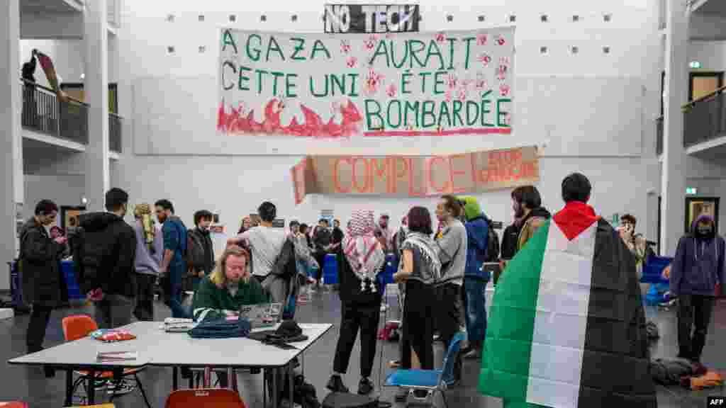 Gázában ezt az egyetemet lebombázták volna feliratú transzparens Lausanne-ban 2024. május 7-én. A palesztinbarát diákok épp készülnek elmenni a Lausanne-i Svájci Szövetségi Technológiai Intézet (EPFL) egyik épületéből, miután az aktivisták a rektorátussal folytatott tárgyalások után elhagyták az elfoglalt létesítményt