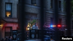 Полицијата пред зградата на кампусот, во Њујорк, САД, на 30 април 2024 година.