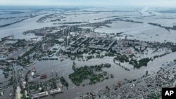 Будинки в затопленому районі Херсона після підриву Каховської ГЕС, 10 червня 2023 року.