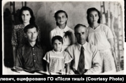 Віра (у першому ряду в центрі) з родиною у Красноярську, фото з періоду 1955–1956 років. Джерело: Приватний архів Віри Білевич, оцифровано ГО «Після тиші»