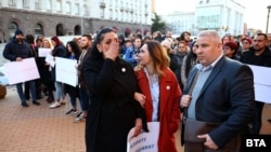 Майката на Даная - Ани Стоянова (вляво), Кремена Кунева и адвокат Методи Лалов по време на протеста
