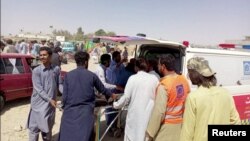 Odvoženje povređenih posle saoubilačkog bombaškog napada na verskom skupu u Pakistanu, 23. septembar 2023.
