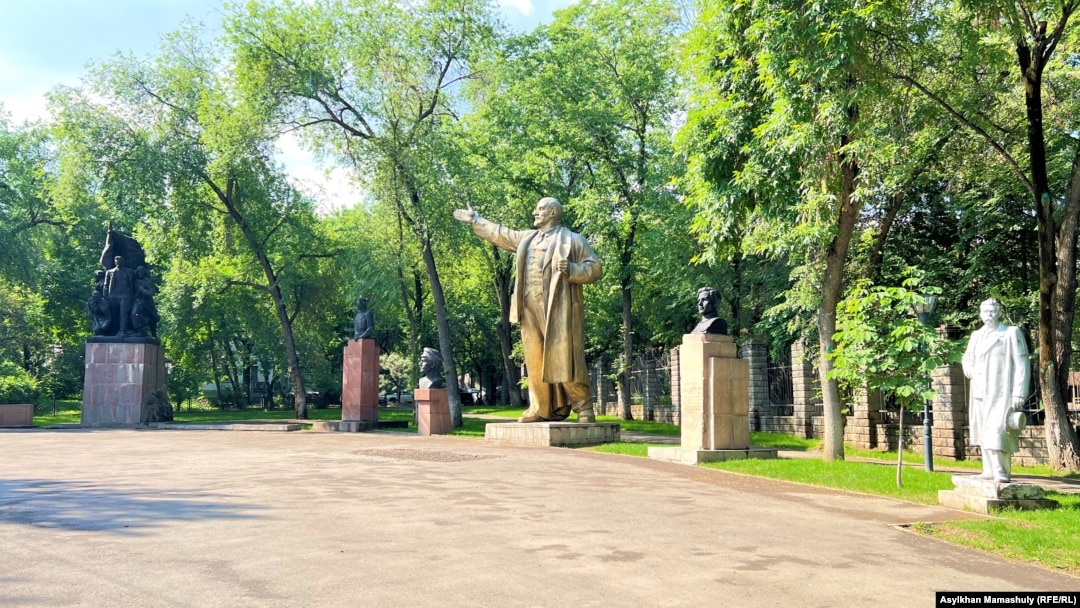 Трусикасыз фотосуреттерді қараңыз