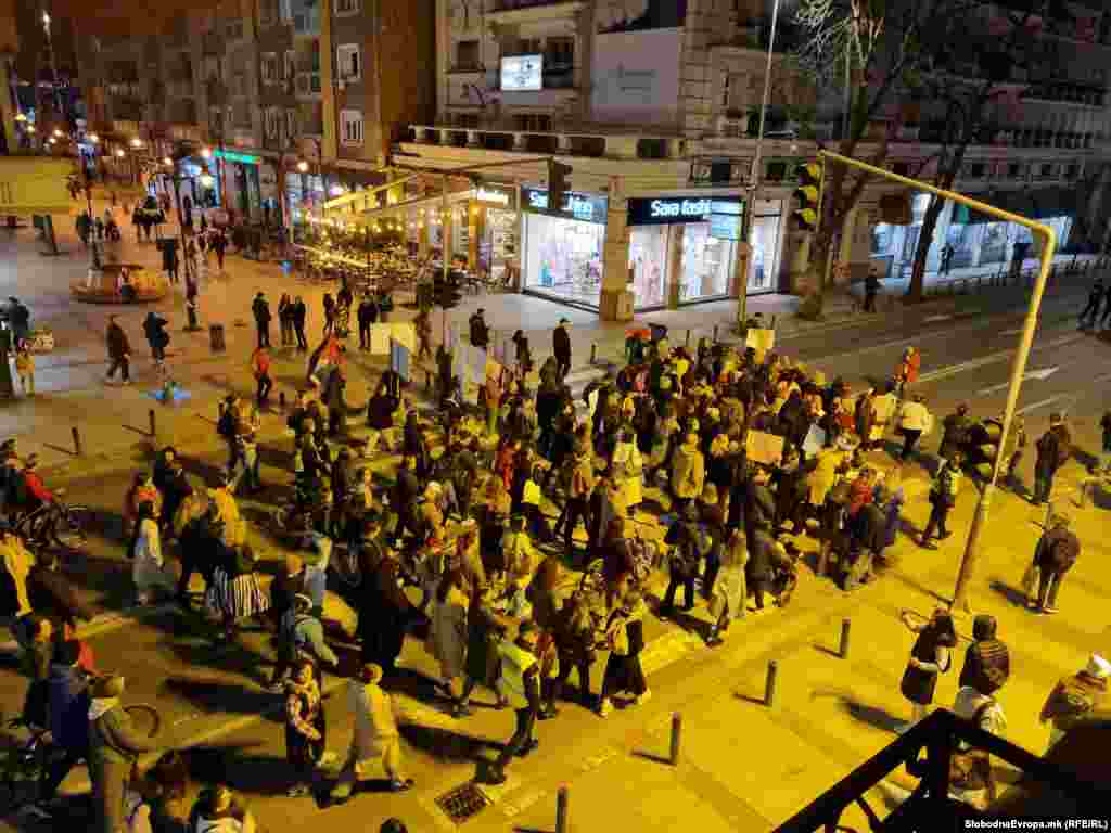 Платформата за родова еднаквост организираше протестен марш во Скопје на којшто се испишуваат осум црвени линии, меѓу кои еднакви плати меѓу мажите и жените, 50 проценти застапеност на жените на позициите на моќ и решителност на институциите во борба и активност во справување и препознавање на фемицидот.