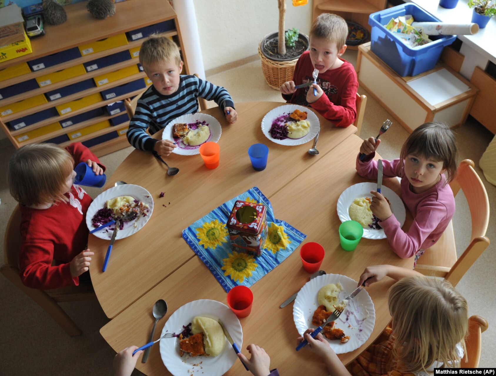 Fëmijët në një çerdhe në Dresden të Gjermanisë duke konsumuar një vakt ushqimor. Fotografi nga arkivi.