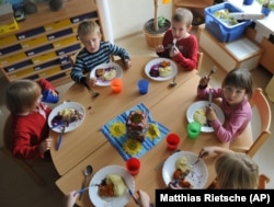 Fëmijët në një çerdhe në Dresden të Gjermanisë duke konsumuar një vakt ushqimor. Fotografi nga arkivi.
