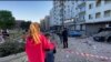 За даними місцевої влади, з пошкодженого уламками дрона будинку в Києві евакуювали 20 мешканців, одна людина загинула