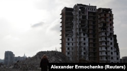 Зруйнована обстрілами військ РФ багатоповерхівка у Маріуполі. Фото: 5 лютого 2023 року