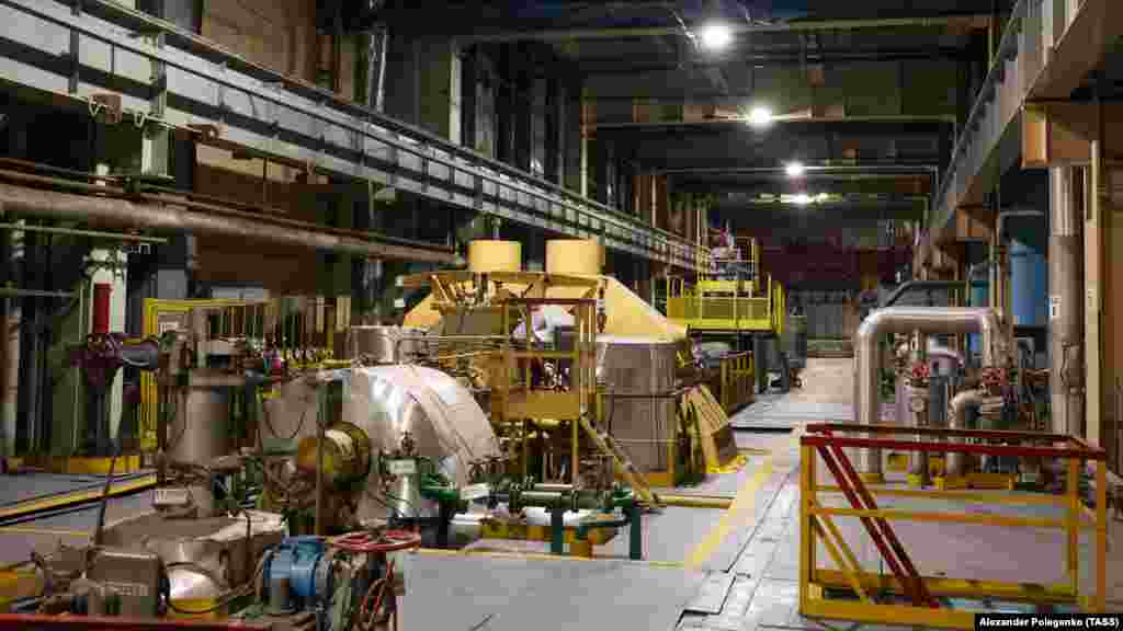 A&nbsp;zaporizzsjai atomerőmű egyik turbinacsarnoka március 2-án.&nbsp;Az erőmű jelenleg nem termel áramot, de reaktorai folyamatos hűtést igényelnek, amit képzett szakemberek irányítanak, hogy elkerüljék a nukleáris olvadás veszélyét