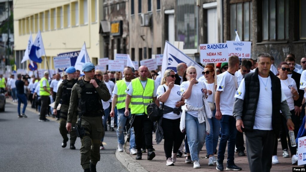 Sindikat metalaca Federacije Bosne i Hercegovine organizovao je protestnu šetnju u Sarajevu, povodom Međunarodnog praznika rada, te najavio da će razmotriti mogućnost generalnog štrajka ukoliko ne budu ispunjeni zahtjevi o povećanju plata, 1. maja 2024.