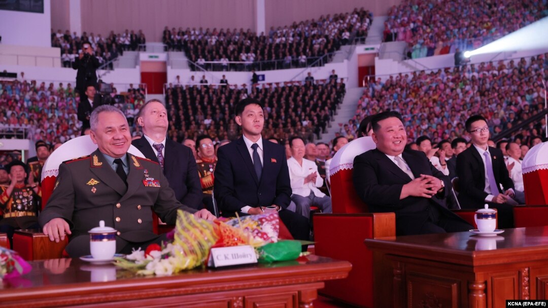 Liderul nord-coreean Kim Jong Un (în dreapta, la prezidiu) și ministrul rus al Apărării, Serghei Șoigu (în dreapta). 