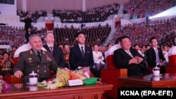 Liderul nord-coreean Kim Jong Un (în dreapta, la prezidiu) și ministrul rus al Apărării, Serghei Șoigu (în dreapta). 