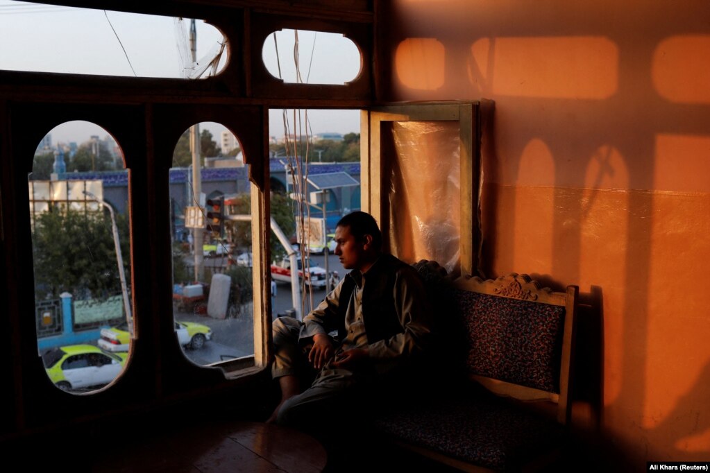 Një burrë afgan i ulur në një restorant në Mazar-i-Sharif.