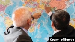 Türkmenistanyň daşary işler ministri Raşid Meredow (sagda) we ÝB-niň daşary syýasat boýunça başlygy Josep Borell