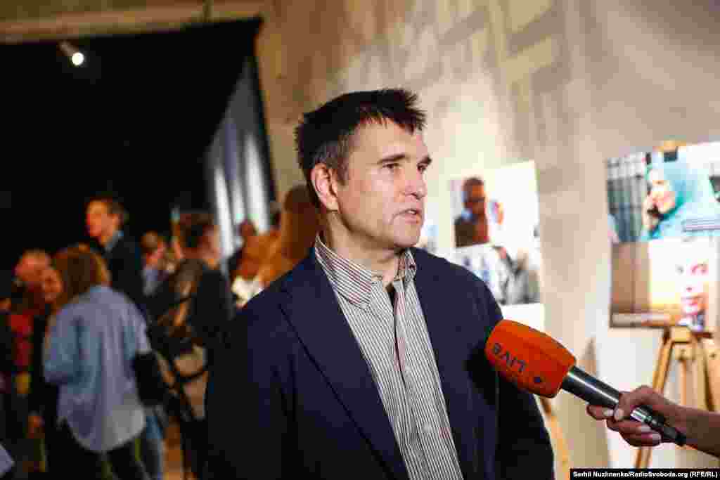 Министр иностранных дел (2014-2019) Украины Павел Климкин дает интервью журналистам во время фотовыставки