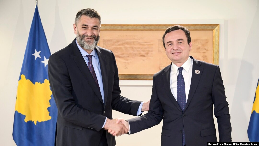 Kryeministri i Kosovës, Albin Kurti (djathtas), takohet me drejtorin e Qendrës Memoriale të Gjenocidit të Srebrenicës, Emir Sulljagiq, Prishtinë, 10 qershor 2024.